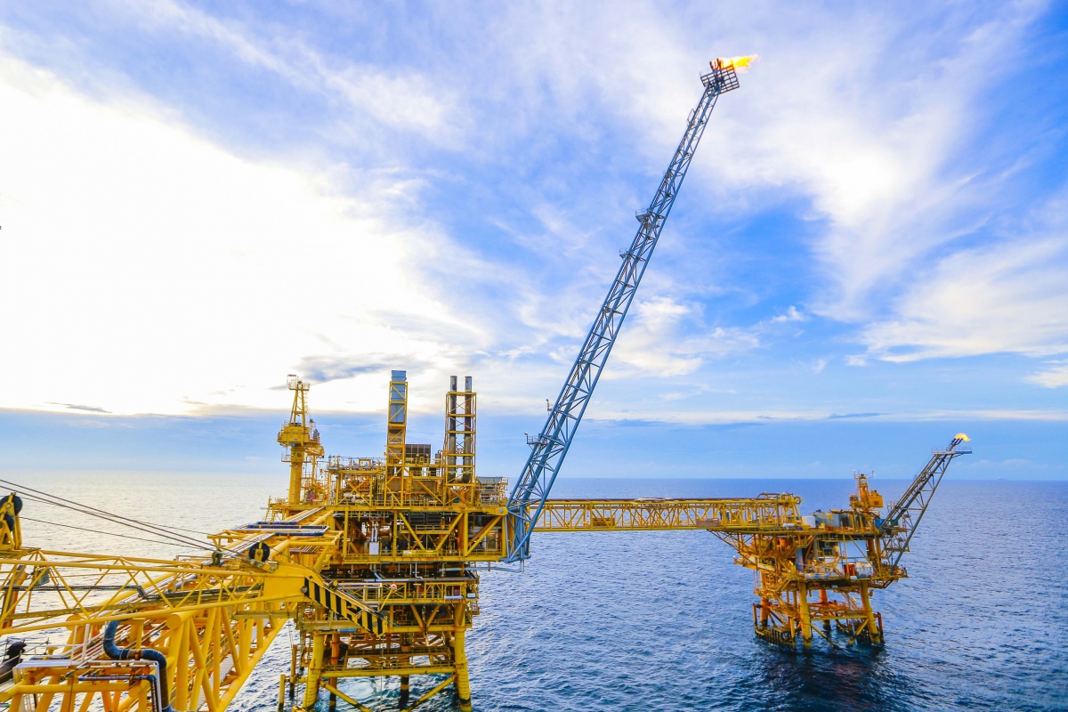 Ở lĩnh vực thăm dò khai thác, Petrovietnam đặt mục tiêu mở rộng hoạt động E&P quốc tế, thúc đẩy M&A, bảo đảm gia tăng trữ lượng và sản lượng trong dài hạn (Ảnh: Giàn khai thác mỏ Sư Tử Trắng)