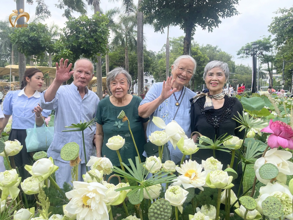“Bạn già” - tình cảm lắng sâu, bền bỉ