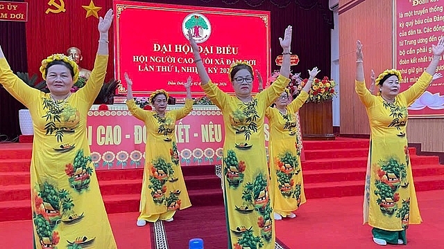Tiết mục văn nghệ chào mừng Đại hội đại biểu Hội NCT xã Đầm Dơi lần thứ I, nhiệm kỳ 2026-2031 (Ảnh: Đại hội cung cấp)