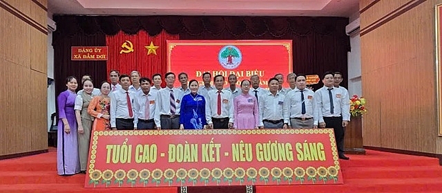 Lãnh đạo Hội NCT tỉnh Cà Mau và lãnh đạo địa phương chụp ảnh lưu niệm cùng Ban Chấp hành Hội NCT xã Đầm Dơi khóa I, nhiệm kỳ 2026-2031 (Ảnh: Đại hội cung cấp)
