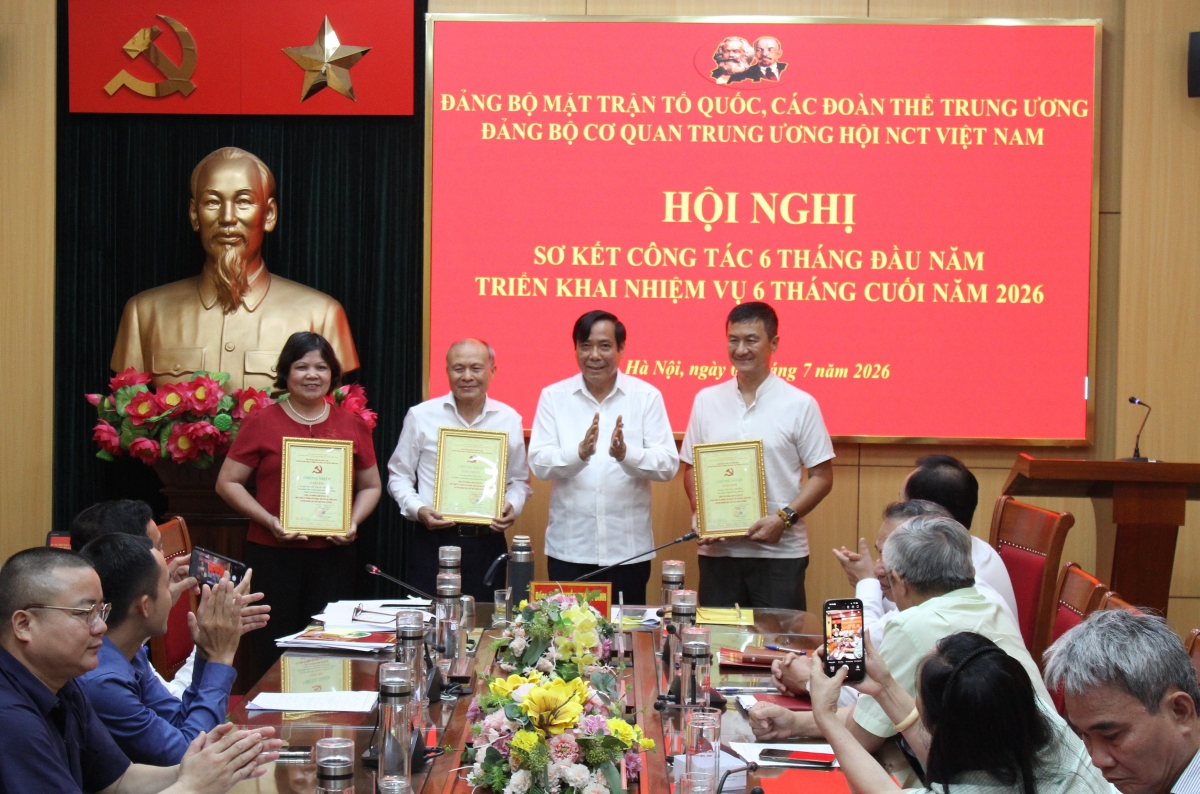Đảng bộ Cơ quan Trung ương Hội NCT Việt Nam trao thưởng các tác giả đoạt giải Cuộc thi chính luận về bảo vệ nền tảng tư tưởng của Đảng năm 2026
