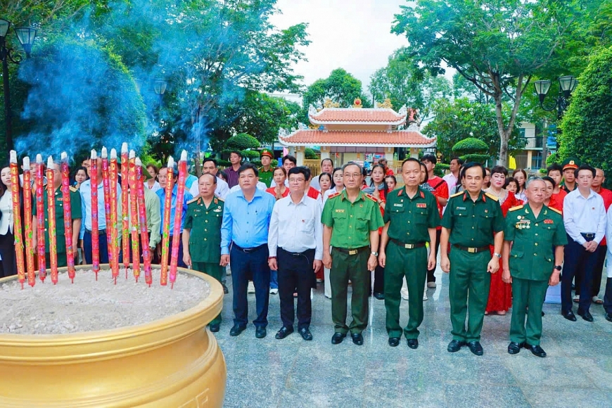 Quang cảnh trang nghiêm tại buổi Lễ Dâng hương tri ân Anh hùng Lực lượng Vũ trang Nhân dân - Liệt sĩ Võ Thị Sáu, thể hiện lòng biết ơn sâu sắc của các đại biểu và nhân dân đối với người nữ anh hùng đất đỏ Quang cảnh trang nghiêm tại buổi Lễ Dâng hương tri ân Anh hùng Lực lượng Vũ trang Nhân dân - Liệt sĩ Võ Thị Sáu, thể hiện lòng biết ơn sâu sắc của các đại biểu và nhân dân đối với người nữ anh hùng đất đỏ