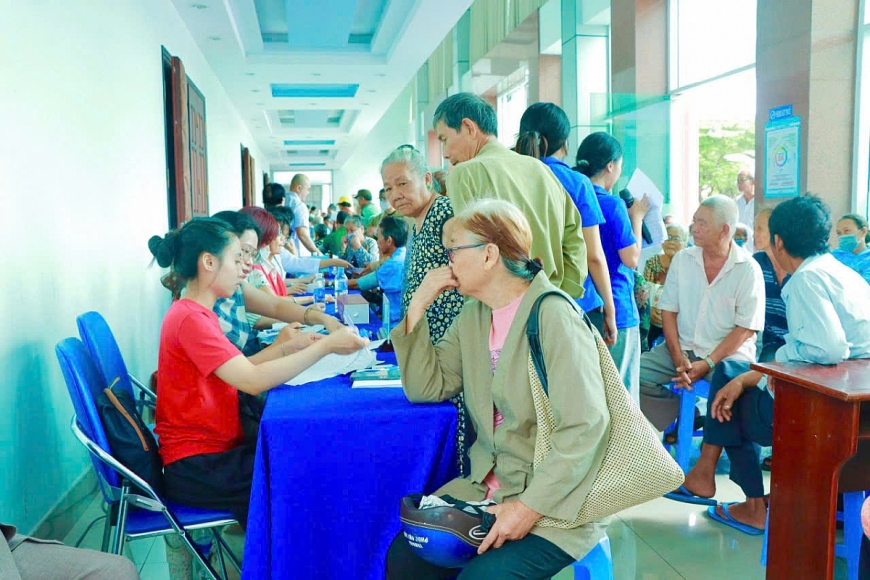 Cán bộ y tế thực hiện khám bệnh và nhập liệu hồ sơ sức khỏe công dân vào hệ thống quản lý dữ liệu của Sở Y tế Thành phố Hồ Chí Minh nhằm xây dựng mô hình quản lý sức khỏe cộng đồng thông minh Cán bộ y tế thực hiện khám bệnh và nhập liệu hồ sơ sức khỏe công dân vào hệ thống quản lý dữ liệu của Sở Y tế Thành phố Hồ Chí Minh nhằm xây dựng mô hình quản lý sức khỏe cộng đồng thông minh