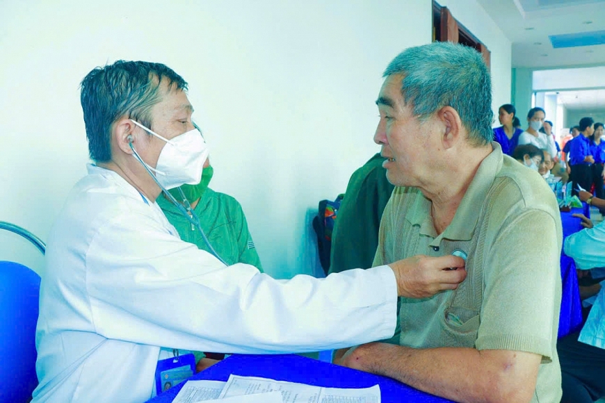 Bác sĩ thuộc Hội Quân dân Y Việt Nam đang ân cần thăm khám, chẩn đoán bệnh và tư vấn sức khỏe cho một cụ ông tại xã Đất Đỏ trong chương trình chăm sóc y tế nhân đạo tại địa phương Bác sĩ thuộc Hội Quân dân Y Việt Nam đang ân cần thăm khám, chẩn đoán bệnh và tư vấn sức khỏe cho một cụ ông tại xã Đất Đỏ trong chương trình chăm sóc y tế nhân đạo tại địa phương