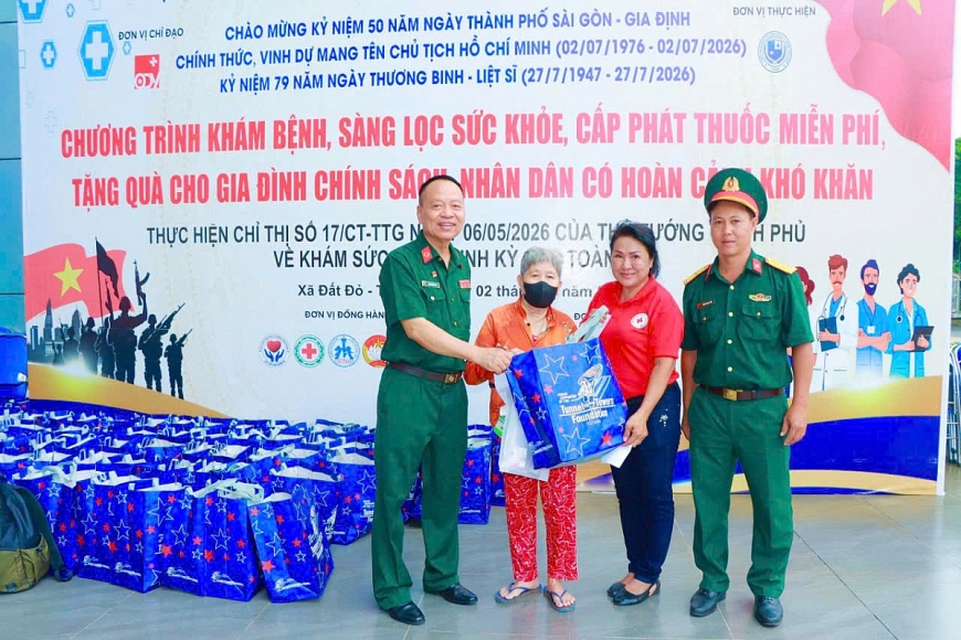 Lãnh đạo Hội Quân dân Y Việt Nam cùng nhà hảo tâm trao tặng những phần quà nghĩa tình cho một cụ bà là đối tượng chính sách, thể hiện đạo lý uống nước nhớ nguồn và an sinh xã hội Lãnh đạo Hội Quân dân Y Việt Nam cùng nhà hảo tâm trao tặng những phần quà nghĩa tình cho một cụ bà là đối tượng chính sách, thể hiện đạo lý uống nước nhớ nguồn và an sinh xã hội