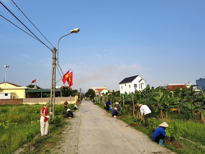 Hội viên NCT tham gia dọn dẹp, bảo vệ môi trường.