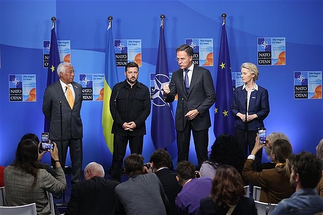 Tổng thống Ukraine Volodymyr Zelensky (thứ 2, trái) và Tổng Thư ký Tổ chức Hiệp ước Bắc Đại Tây Dương (NATO) Mark Rutte (thứ 2, phải) trong cuộc họp báo tại Hội nghị thượng đỉnh NATO ở La Haye, Hà Lan ngày 24/6/2025. Ảnh: THX/TTXVN Tổng thống Ukraine Volodymyr Zelensky (thứ 2, trái) và Tổng Thư ký Tổ chức Hiệp ước Bắc Đại Tây Dương (NATO) Mark Rutte (thứ 2, phải) trong cuộc họp báo tại Hội nghị thượng đỉnh NATO ở La Haye, Hà Lan ngày 24/6/2025. Ảnh: THX/TTXVN