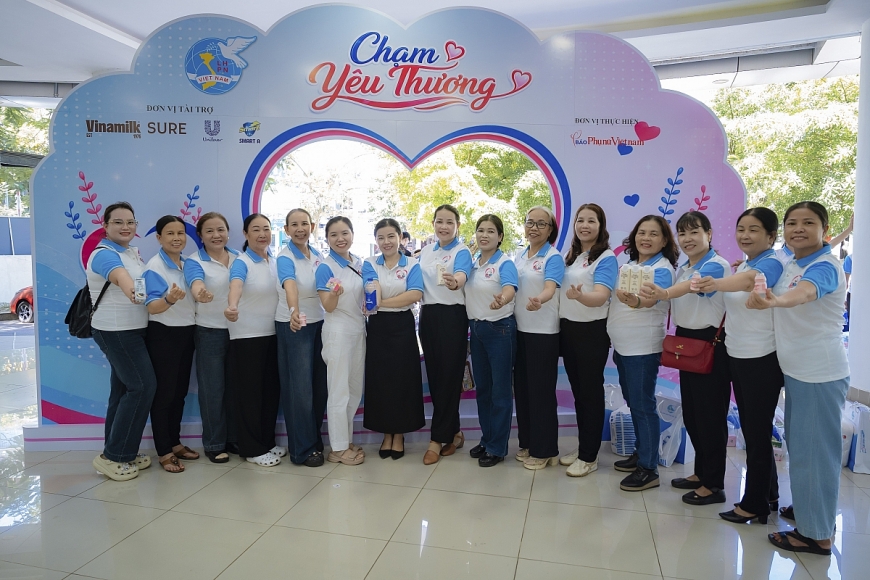 Lễ mít tinh hưởng ứng Ngày Gia đình Việt Nam tại Huế thu hút hàng nghìn người dân tham dự (Ảnh: VN).
