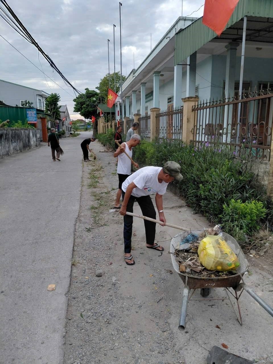 Người cao tuổi phường Trường Vinh bảo vệ môi trường bằng những việc làm bình dị hằng ngày