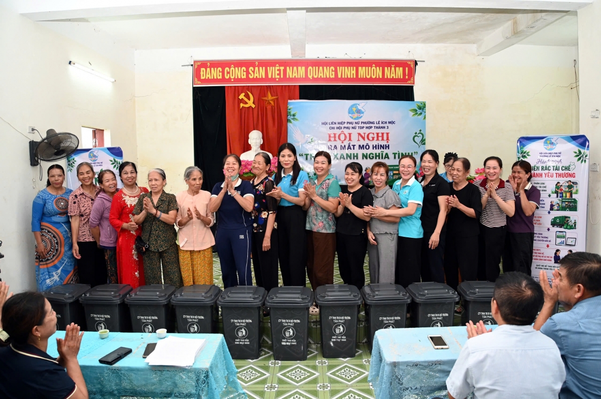 Tặng 20 thùng rác sinh thái cho các gia đình hội viên tiêu biểu Tặng 20 thùng rác sinh thái cho các gia đình hội viên tiêu biểu