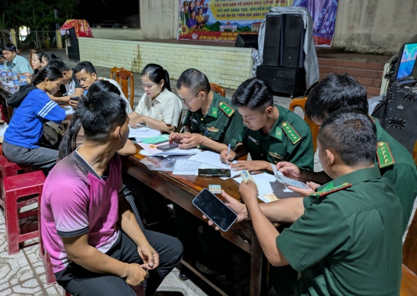 : Không quản ngày đêm, Đồn Biên phòng A Vao (Quảng Trị) phối hợp chặt chẽ với địa phương triển khai mô hình “Bộ đội Biên phòng đồng hành chuyển đổi số nơi biên giới”.