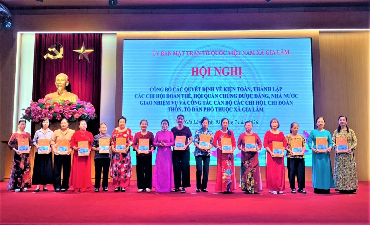Trao quyết định nhân sự chi hội trưởng NCT các thôn, tổ dân phố xã Gia Lâm