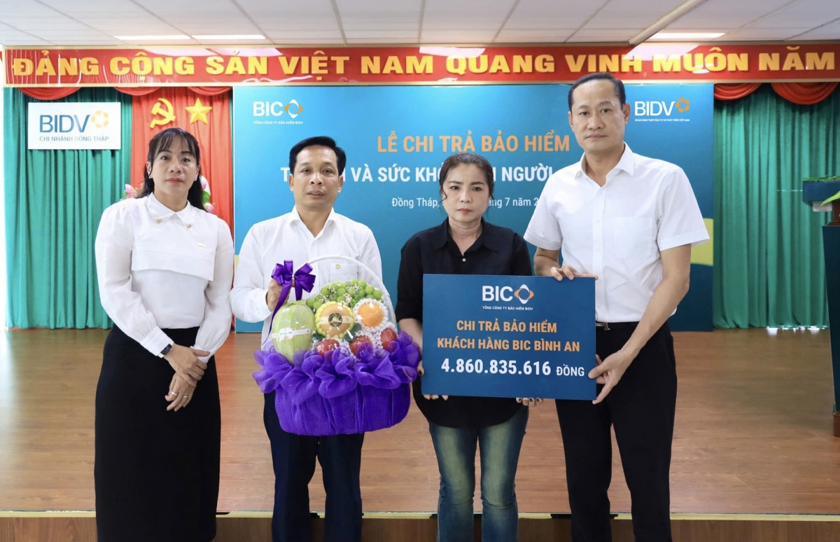 BIC chi trả hơn 4,8 tỷ đồng quyền lợi bảo hiểm Bình An
cho khách hàng BIDV Đồng Tháp BIC chi trả hơn 4,8 tỷ đồng quyền lợi bảo hiểm Bình An
cho khách hàng BIDV Đồng Tháp