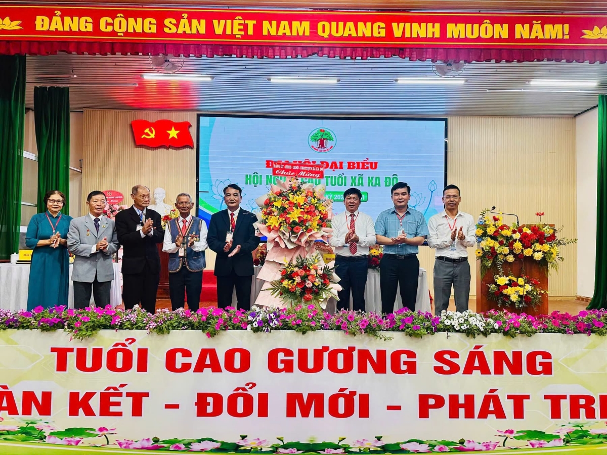Lãnh đạo địa phương xã Ka Đô tằng hoa cho Đại hội Lãnh đạo địa phương xã Ka Đô tằng hoa cho Đại hội