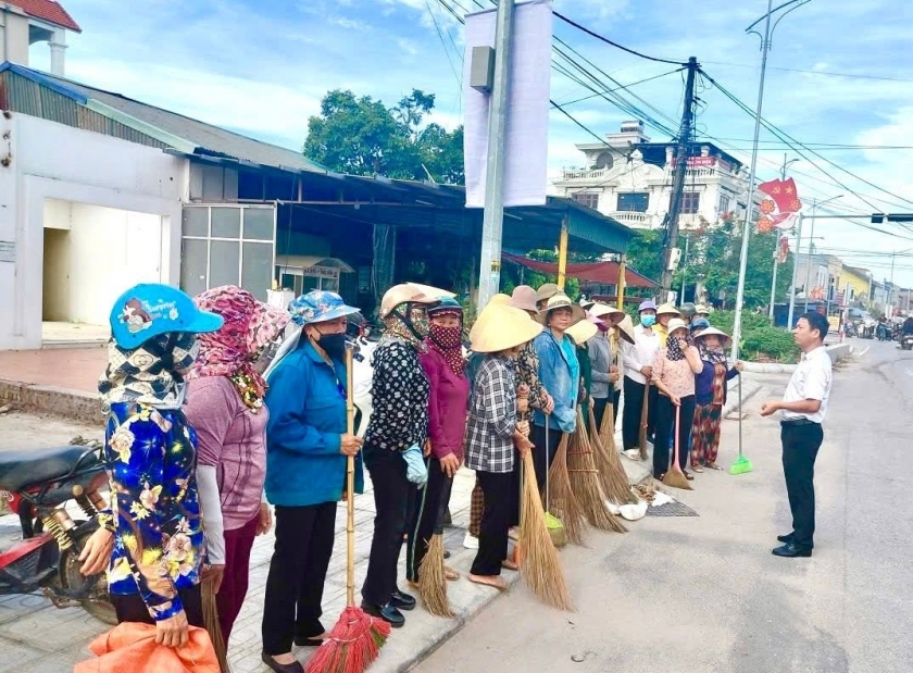 Người cao tuổi tích cực tham gia bảo vệ môi trường.