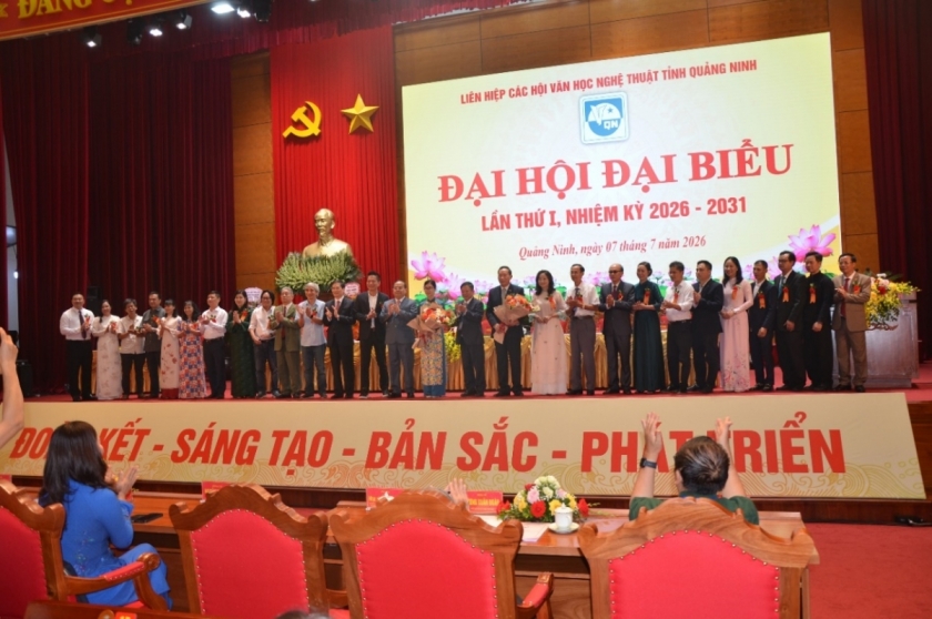 Đồng chí Đỗ Hồng Quân, Phó Chủ tịch Ủy ban Trung ương MTTQ Việt Nam, Chủ tịch Liên hiệp các Hội Văn học Nghệ thuật Việt Nam và đồng chí Quản Minh Cường, Ủy viên Trung ương Đảng, Bí thư Tỉnh ủy, Trưởng Đoàn ĐBQH tỉnh tặng hoa chúc mừng BCH Khóa I, Liên hiệp các hội VHNT tỉnh Quảng Ninh. Đồng chí Đỗ Hồng Quân, Phó Chủ tịch Ủy ban Trung ương MTTQ Việt Nam, Chủ tịch Liên hiệp các Hội Văn học Nghệ thuật Việt Nam và đồng chí Quản Minh Cường, Ủy viên Trung ương Đảng, Bí thư Tỉnh ủy, Trưởng Đoàn ĐBQH tỉnh tặng hoa chúc mừng BCH Khóa I, Liên hiệp các hội VHNT tỉnh Quảng Ninh.