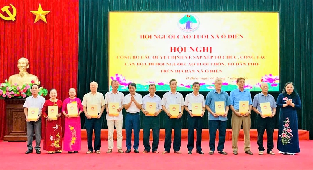 Trao quyết định sáp nhập Chi hội người cao tuổi trên địa bàn xã Ô Diên