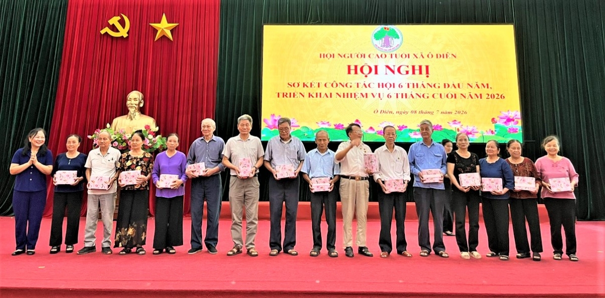 Tặng quà tri ân những cán bộ không tiếp tục tham gia công tác Chi hội NCT
