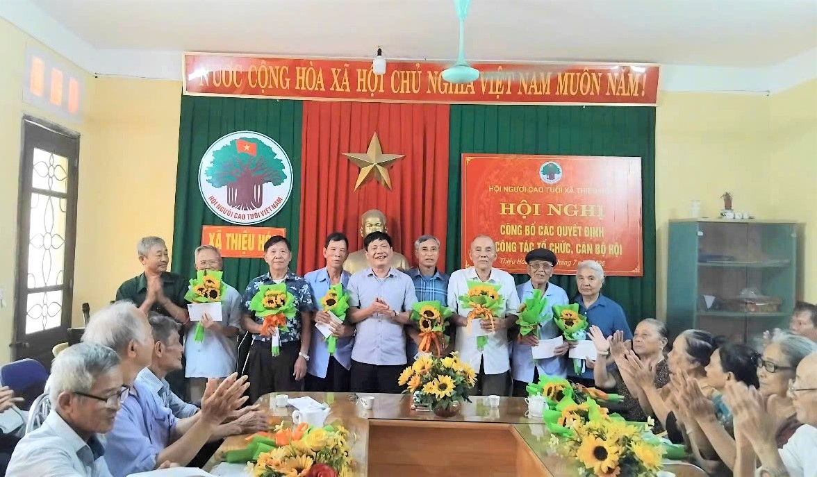Tặng quà tri ân những Chi hội trưởng không tiếp tục tham gia công tác Tặng quà tri ân những Chi hội trưởng không tiếp tục tham gia công tác