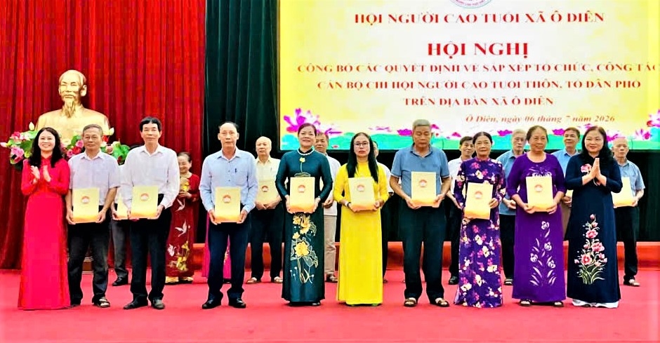 Trao quyết định sáp nhập Chi hội người cao tuổi trên địa bàn xã Ô Diên