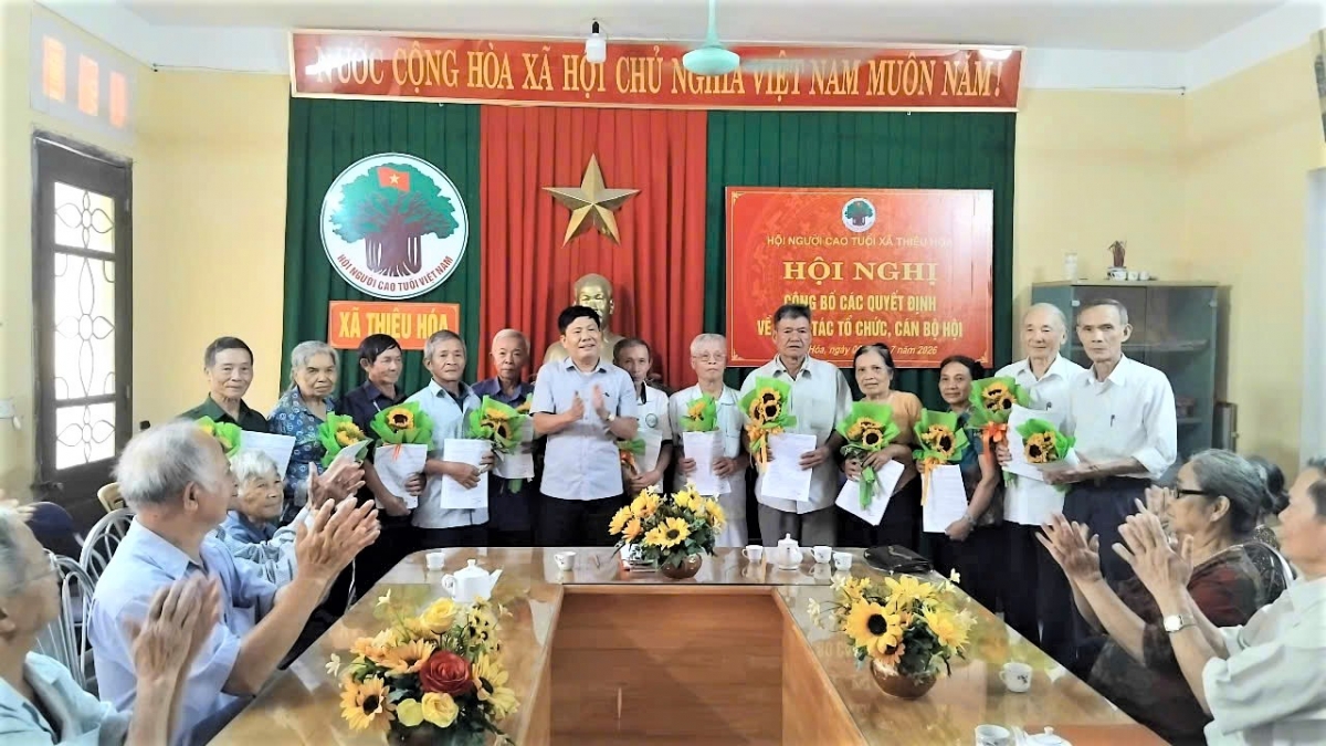 Trao quyết định sáp nhập chi hội người cao tuổi xã Thiệu Hóa Trao quyết định sáp nhập chi hội người cao tuổi xã Thiệu Hóa