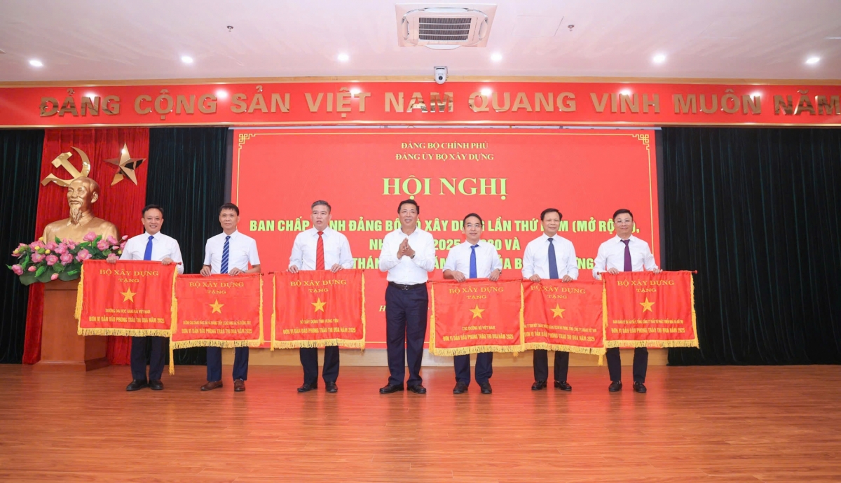 Bộ trưởng Trần Hồng Minh trao Cờ Thi đua của Bộ Xây dựng cho Trường Đại học Hàng hải Việt Nam và các tập thể đã có thành tích xuất sắc, tiêu biểu, dẫn đầu phong trào thi đua hoàn thành xuất sắc nhiệm vụ năm 2025 của các Khối thi đua thuộc Bộ