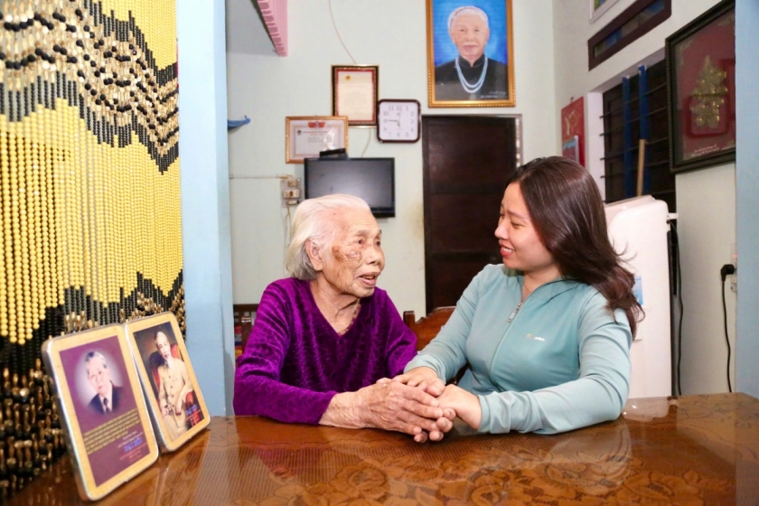 Sự quan tâm, chăm lo của đoàn viên thanh niên là nguồn vui, phần nào giúp Mẹ VNAH Đào Thị Vui sống lâu, sống khỏe. Sự quan tâm, chăm lo của đoàn viên thanh niên là nguồn vui, phần nào giúp Mẹ VNAH Đào Thị Vui sống lâu, sống khỏe.