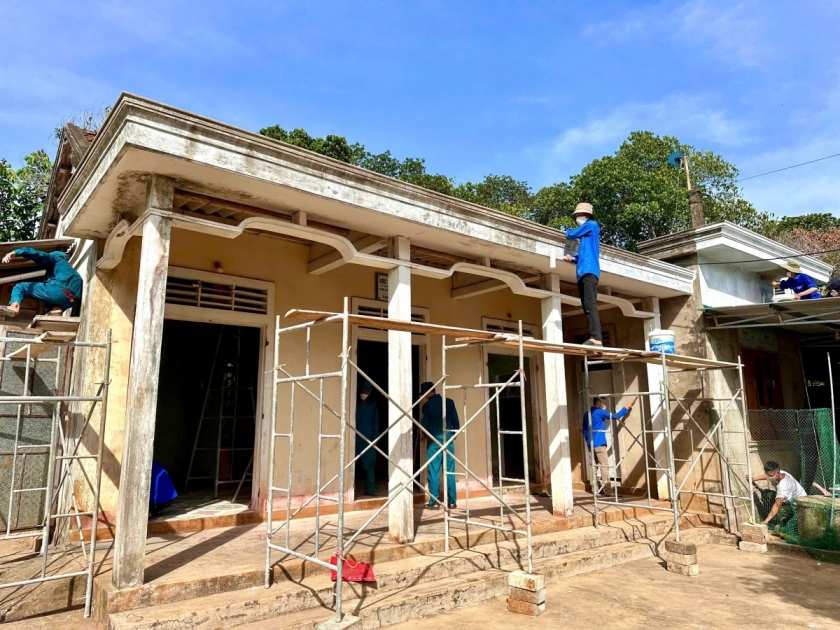 Đoàn Thanh niên xã Gio Linh tổ chức sửa chữa, sơn lại nhà cho Mẹ VNAH Nguyễn Thị Nậy Đoàn Thanh niên xã Gio Linh tổ chức sửa chữa, sơn lại nhà cho Mẹ VNAH Nguyễn Thị Nậy