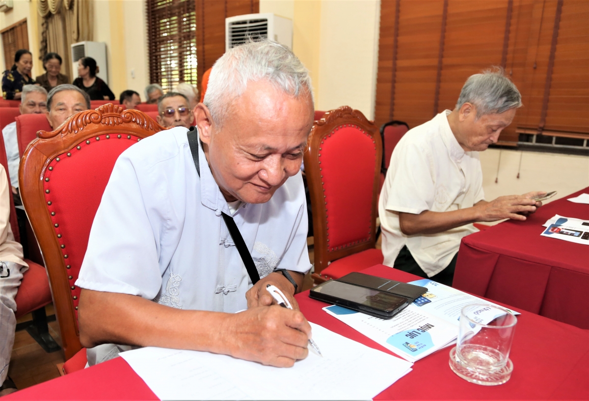 Hội Người cao tuổi thành phố Hà Nội đẩy mạnh tập huấn chuyển đổi số cho hội viên từ cơ sở Hội Người cao tuổi thành phố Hà Nội đẩy mạnh tập huấn chuyển đổi số cho hội viên từ cơ sở