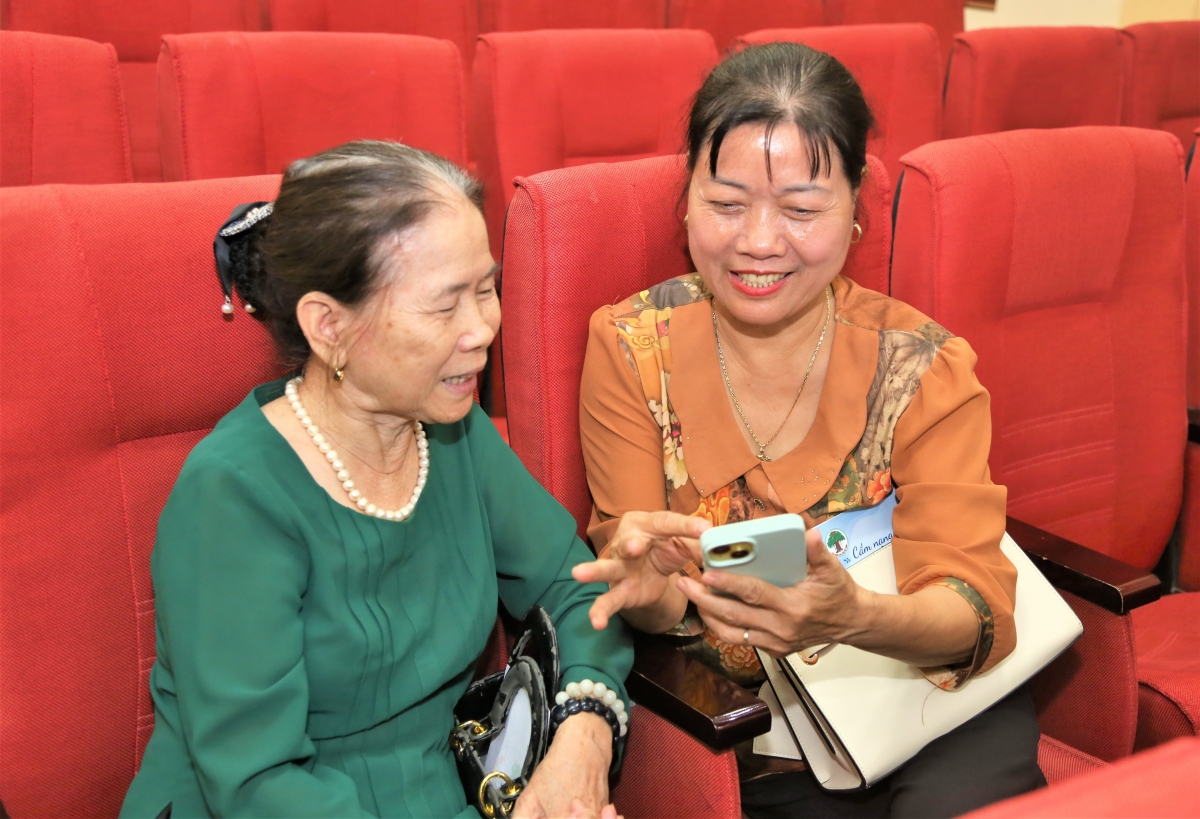 Hội Người cao tuổi thành phố Hà Nội đẩy mạnh tập huấn chuyển đổi số cho hội viên từ cơ sở Hội Người cao tuổi thành phố Hà Nội đẩy mạnh tập huấn chuyển đổi số cho hội viên từ cơ sở
