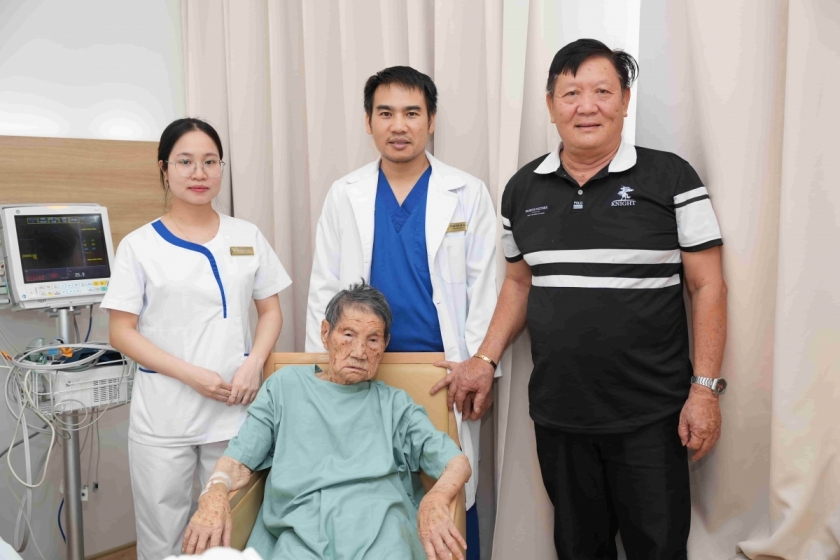 Ảnh 1: BS Vũ Văn Quân cùng đội ngũ điều dưỡng Vinmec Hải Phòng thăm khám, chúc mừng cụ bà Hoàng Thị Hát (103 tuổi) hồi phục tích cực sau phẫu thuật. Ảnh 1: BS Vũ Văn Quân cùng đội ngũ điều dưỡng Vinmec Hải Phòng thăm khám, chúc mừng cụ bà Hoàng Thị Hát (103 tuổi) hồi phục tích cực sau phẫu thuật.