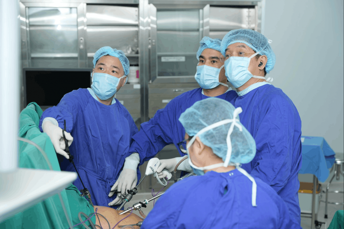 Ảnh 2: Ê-kíp phẫu thuật Vinmec Hải Phòng thực hiện ca mổ cho cụ bà Hát sau quá trình Ảnh 2: Ê-kíp phẫu thuật Vinmec Hải Phòng thực hiện ca mổ cho cụ bà Hát sau quá trình