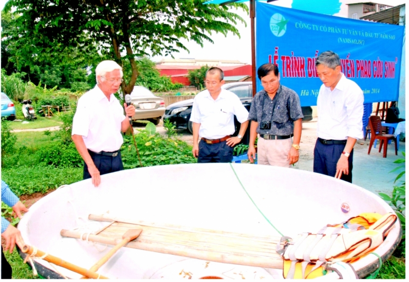 Ông Nguyễn Xuân An thuyết trình về tính năng của chiếc thuyền phao (Người cầm Micro, tóc trắng từ bên trái sang). Ông Nguyễn Xuân An thuyết trình về tính năng của chiếc thuyền phao (Người cầm Micro, tóc trắng từ bên trái sang).
