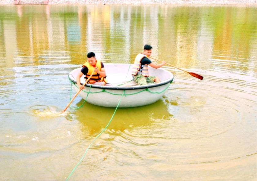 Ông lão với chiếc thuyền phao cứu sinh Ông lão với chiếc thuyền phao cứu sinh