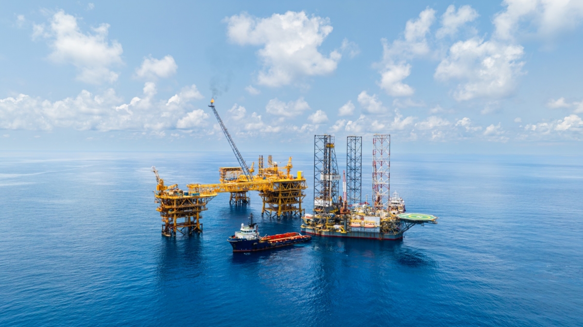 Trong 6 tháng đầu năm, lĩnh vực thăm dò và khai thác dầu khí của Petrovietnam đạt kết quả nổi bật, gia tăng trữ lượng đạt 8,3 triệu tấn quy dầu, đạt 55,3% kế hoạch năm; ký kết 3 hợp đồng dầu khí và hoàn thành đầu tư đưa 1 công trình dầu khí vào khai thác. Trong 6 tháng đầu năm, lĩnh vực thăm dò và khai thác dầu khí của Petrovietnam đạt kết quả nổi bật, gia tăng trữ lượng đạt 8,3 triệu tấn quy dầu, đạt 55,3% kế hoạch năm; ký kết 3 hợp đồng dầu khí và hoàn thành đầu tư đưa 1 công trình dầu khí vào khai thác.