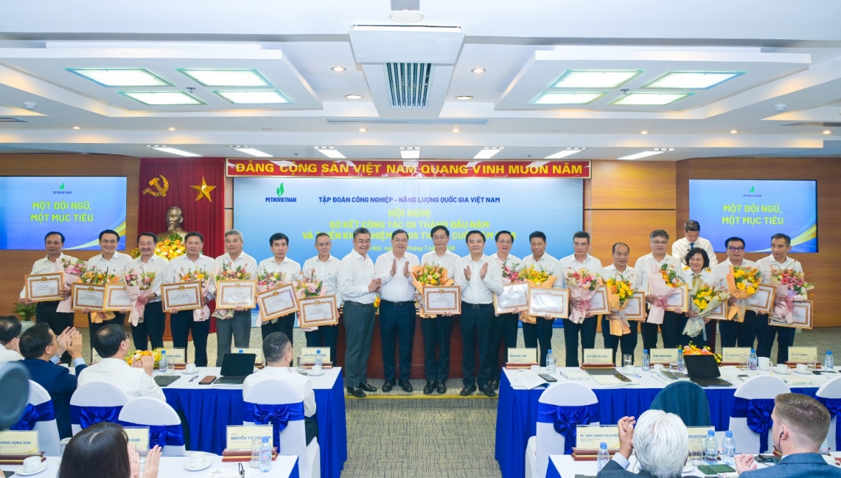 Phó Thủ tướng Thường trực Phạm Gia Túc đã trao các Bằng khen của Đảng uỷ Chính phủ tặng các tổ chức Đảng, Đảng viên Petrovietnam hoàn thành xuất sắc nhiệm vụ 5 năm liên tiếp. Phó Thủ tướng Thường trực Phạm Gia Túc đã trao các Bằng khen của Đảng uỷ Chính phủ tặng các tổ chức Đảng, Đảng viên Petrovietnam hoàn thành xuất sắc nhiệm vụ 5 năm liên tiếp.