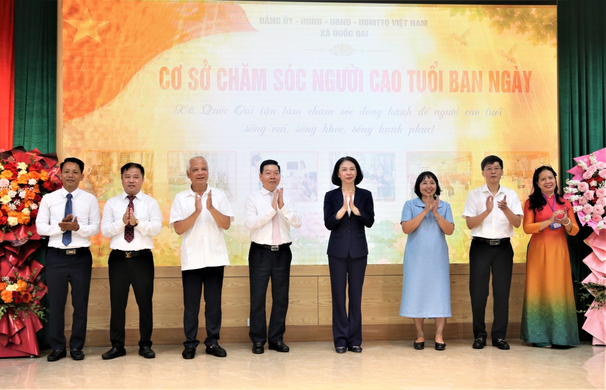 Lãnh đạo thành phố, lãnh đạo xã Quốc Oai cùng nhấn nút khai trương cơ sở chăm sóc người cao tuổi ban ngày
