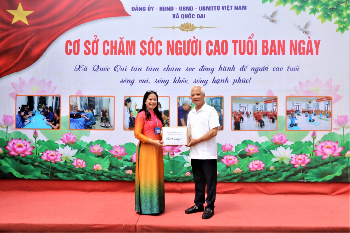 Ông Nguyễn Thế Toàn, Chủ tịch Hội Người cao tuổi TP Hà Nội trao tặng máy đo huyết áp cho cơ sở