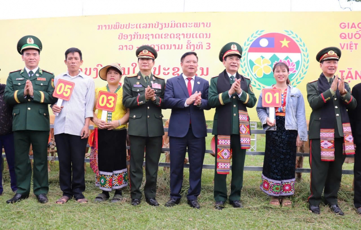 Chương trình Giao lưu hữu nghị Quốc phòng biên giới Việt Nam - Lào lần thứ 3 được diễn ra tại tỉnh Nghệ An Chương trình Giao lưu hữu nghị Quốc phòng biên giới Việt Nam - Lào lần thứ 3 được diễn ra tại tỉnh Nghệ An