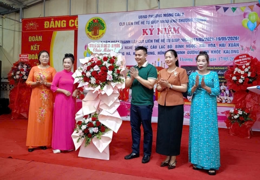 Địa chỉ Lê Đức Tâm, Phó Chủ tịch HĐND phường tặng hoa chúc mừng CLB. Địa chỉ Lê Đức Tâm, Phó Chủ tịch HĐND phường tặng hoa chúc mừng CLB.