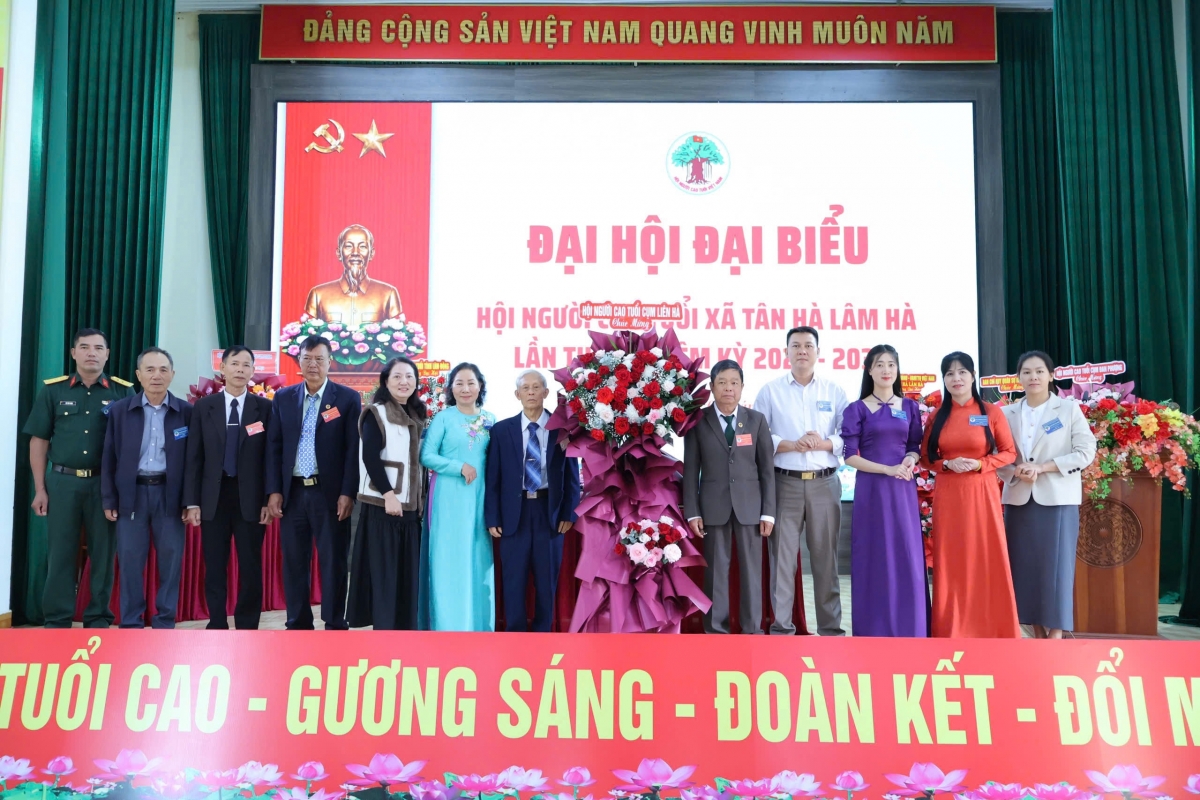 BCH Hội Người cao tuổi nhiệm kỳ mới ra mắt Đại hội, chụp ảnh với lãnh đạo Tỉnh Hội và địa phương