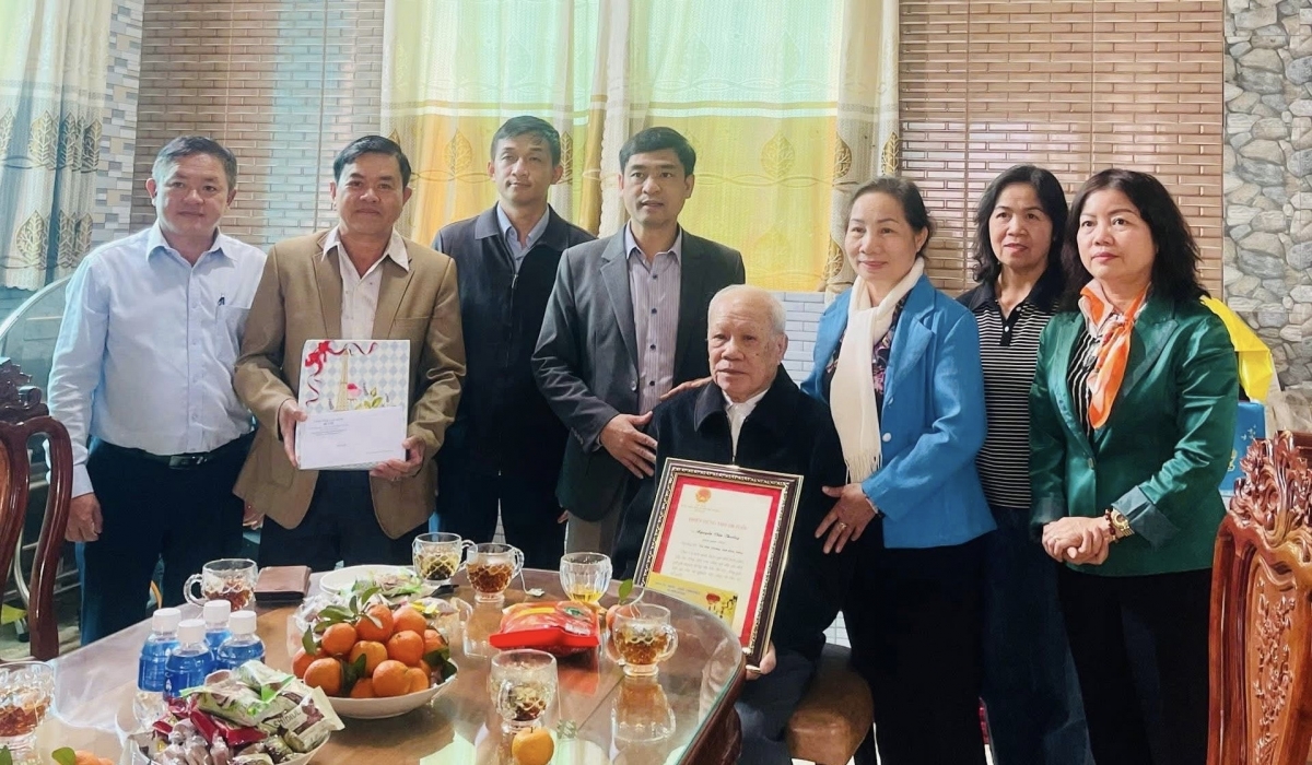 Đại diện lãnh đạo Hội Người cao tuổi Lâm Đồng cùng Sở Y tế thăm và chúc thọ các cụ cao tuổi Đại diện lãnh đạo Hội Người cao tuổi Lâm Đồng cùng Sở Y tế thăm và chúc thọ các cụ cao tuổi