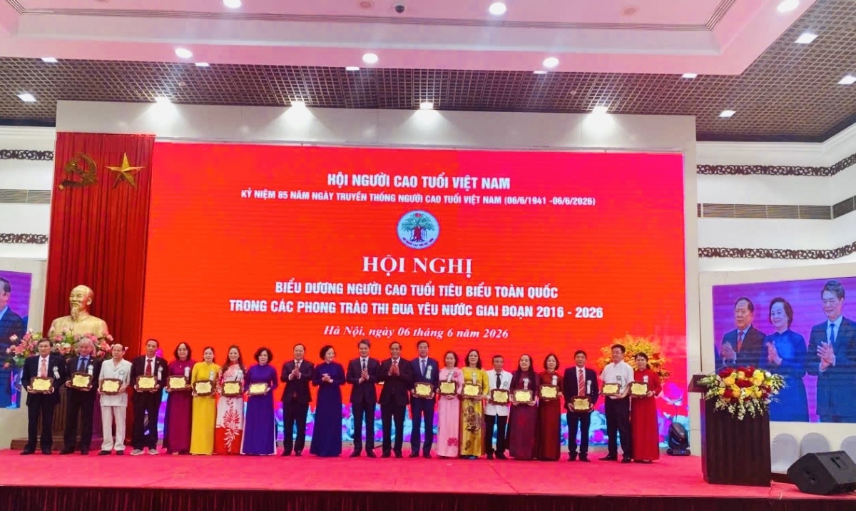 Bà Nguyễn Thị Phúc- Chủ tịch Hội Người cao tuổi Lâm Đồng tại Hội nghị biểu dương người cao tuổi tiêu biểu toàn quốc Phát huy vai trò “cây cao bóng cả”, góp sức xây dựng quê hương Lâm Đồng phát triển