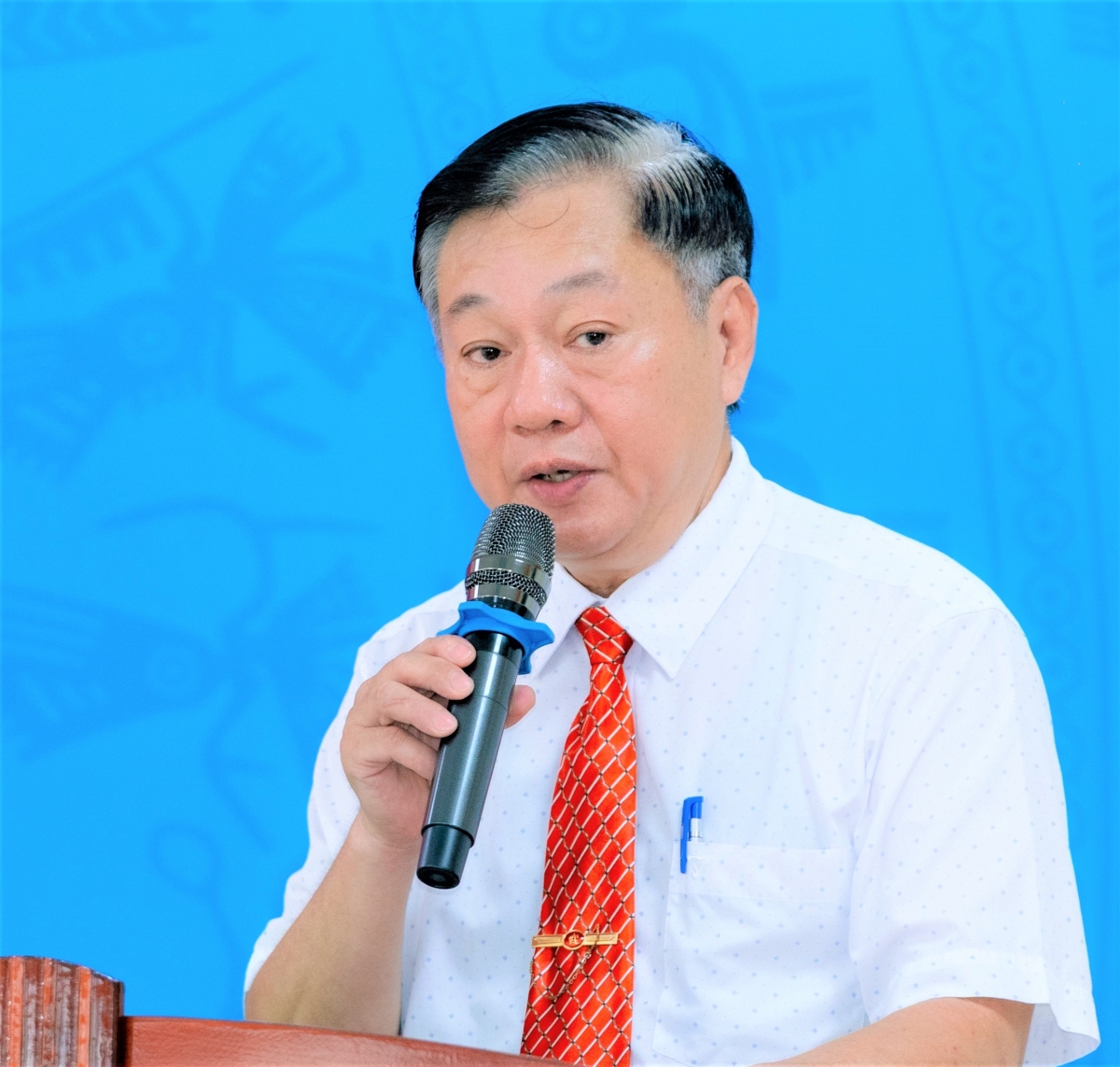 Bí thư Chi bộ Hoàng Đình Sáu phát biểu giao nhiệm vụ cho các đảng viên mới