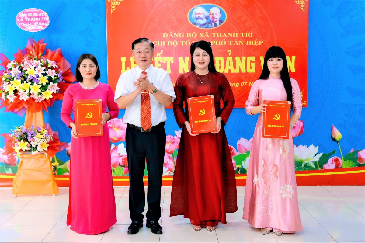 Bí thư Chi bộ Hoàng Đình Sáu trao Quyết định kết nạp 3 đảng viên mới