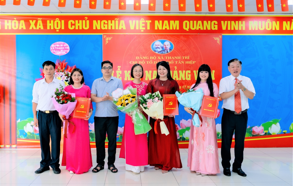 Lãnh đạo cã và Tổ dân phố tặng hoa chúc mừng 3 đảng viên mới