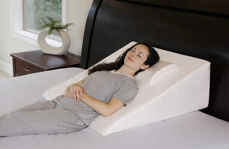 Gối chống trào ngược dạ dày: Giải pháp hỗ trợ giảm ợ nóng, ngủ ngon hơn cho người mắc GERD
