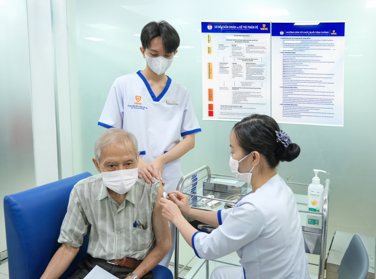 Người cao tuổi tiêm phong vắc-xin sốt xuất huyết Người cao tuổi tiêm phong vắc-xin sốt xuất huyết