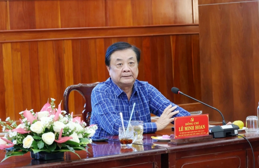 Nguyên Ủy viên Ban Chấp hành Trung ương Đảng và nguyên Phó Chủ tịch Quốc hội Lê Minh Hoan Mùa bạc trên cánh đồng