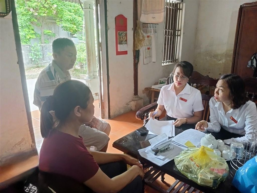 Nhiều người cao tuổi gặp khó khăn trong đi lại đã được cán bộ đến tận nhà để hỗ trợ làm thủ tục hành chính Nhiều người cao tuổi gặp khó khăn trong đi lại đã được cán bộ đến tận nhà để hỗ trợ làm thủ tục hành chính